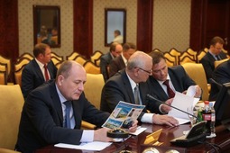 Виталий Маркелов (слева) во время совещания