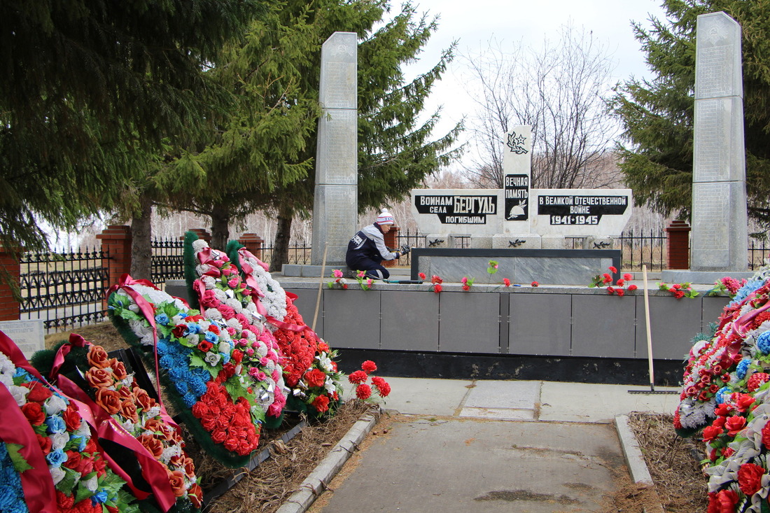 Памятник воинам Великой Отечественной войны в селе Бергуль Куйбышевского района Новосибирской области построен 20 лет назад