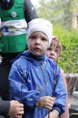 В Томске сотрудниками компании вместе с детьми Дома ребёнка высажены кустарники на территории детского дома.