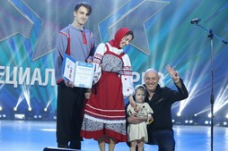 Заслуженный артист России Денис Майданов поздравил самого юного участника фестиваля