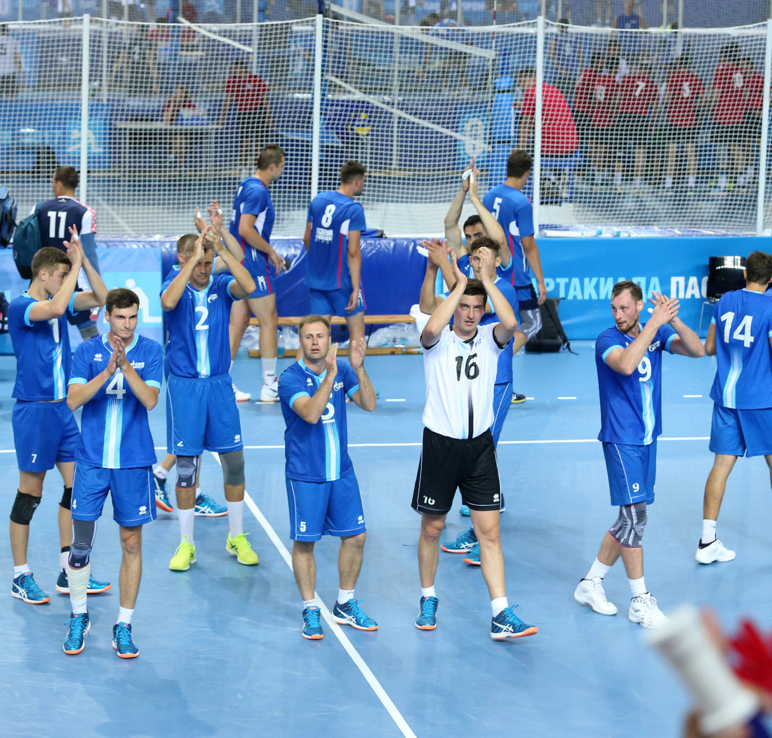 Аплодисментами поблагодарили волейболисты своих болельщиков