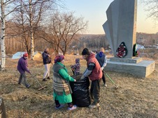 Субботник у памятника в деревне Пушкино Кемеровской области