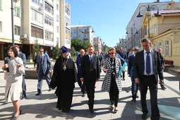 Алексей Миллер (в центре) принял участие в торжественном открытии улицы им. Чокана Валиханова в Омске, реконструированной на средства «Газпрома»