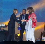 Елена Касьян, начальник Департамента ПАО "Газпром", вручает кубок победителя спартакиады ПАО "Газпром" среди детских команд, руководителю делегации Александру Менгунову.