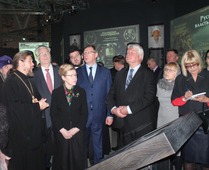 Участники церемонии открытия знакомятся с экспозицией музея