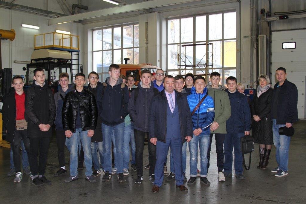 Студенты томского механико-технологического техникума на экскурсии в УТТиСТ