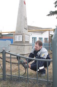 Сотрудники Омского ЛПУМГ убрали мусор и покрасили ограждение памятника