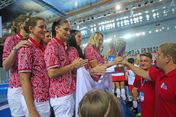 Вручение медалей за второе место в соревнованиях по волейболу женской команде «Газпром трансгаз Томск».