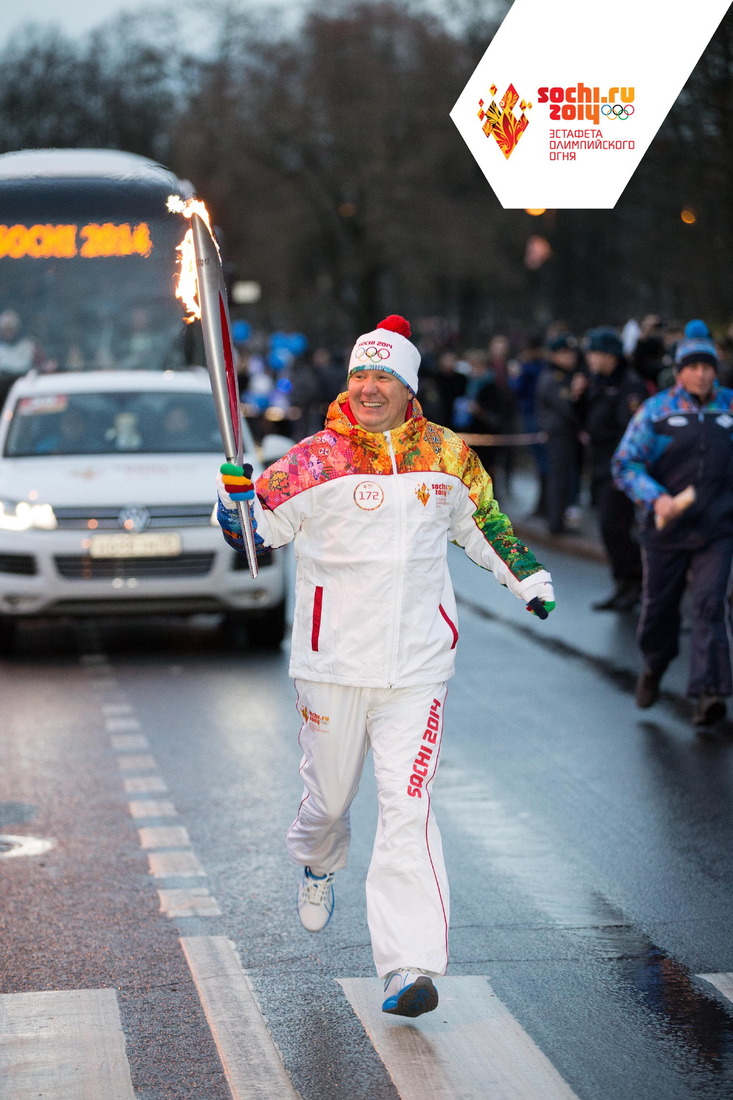 Алексей Миллер принял участие в эстафете олимпийского огня. Фото АНО «Оргкомитет „Сочи 2014“»