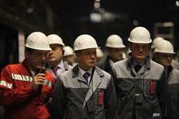 Алексей Миллер (второй слева в первом ряду) в рамках посещения Выксунского металлургического завода осмотрел производство трубной продукции
