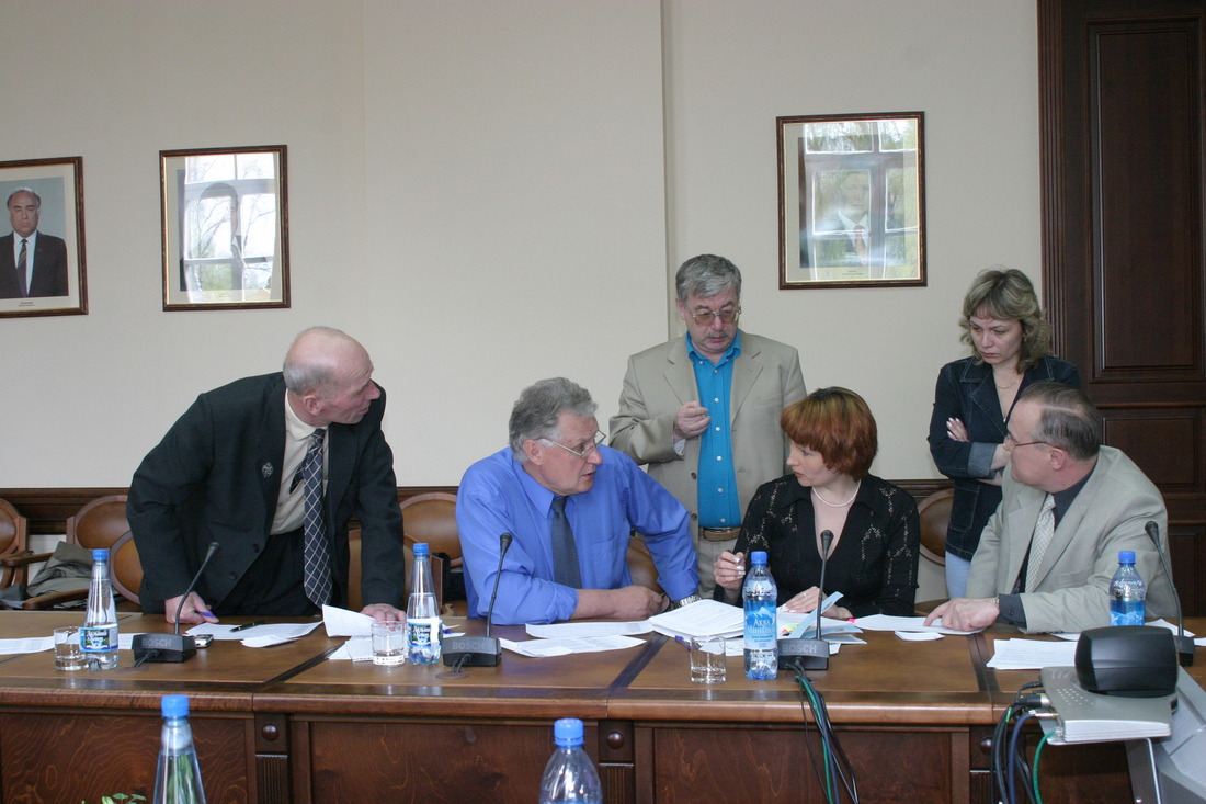 Анатолий Гребнев (второй слева) вместе с коллегами обсуждают результаты студенческих работ