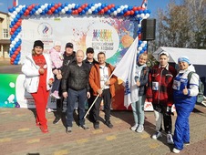 Команда Омского филиала с двукратным олимпийским чемпионом по боксу Алексеем Тищенко перед стартом «Дня ходьбы».