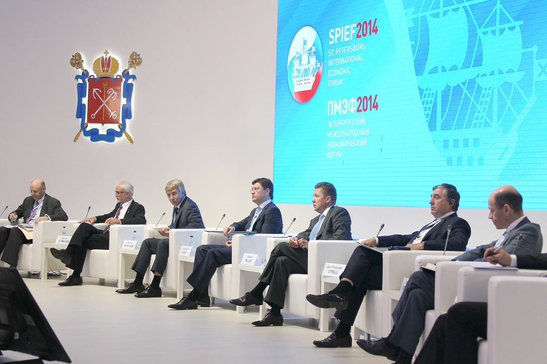 Алексей Миллер (третий справа) во время выступления на Петербургском международном экономическом форуме — 2014