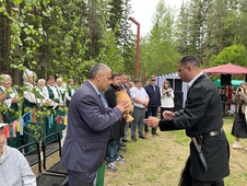 Заместитель начальника Ленского ЛПУМГ Сергей Кузьменко, глава города Ленска Анатолий Макушев и гости праздника