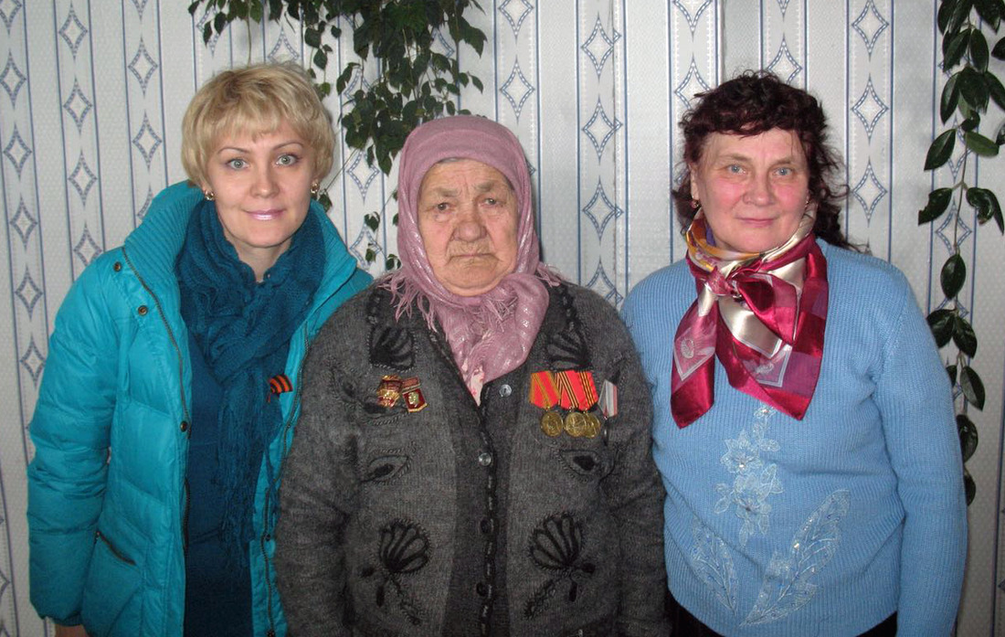 Прабабушка со старшей дочерью Людмилой и внучкой Инной