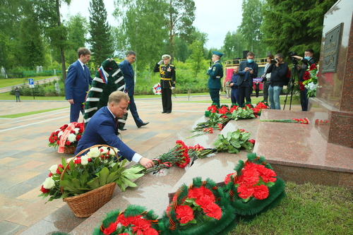 Генеральный директор ООО «Газпром трансгаз Томск» возлагает цветы к монументу героев Великой Отечественной войны
