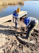 Сотрудники Томского ЛПУМГ приводят в порядок песчаный берег озера Кудровское.