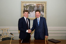 Олег Кожемяко и Алексей Миллер во время подписания