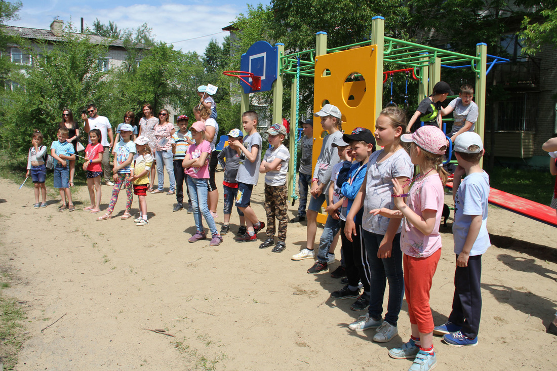 Церемонию открытия площадки посетили несколько десятков детей