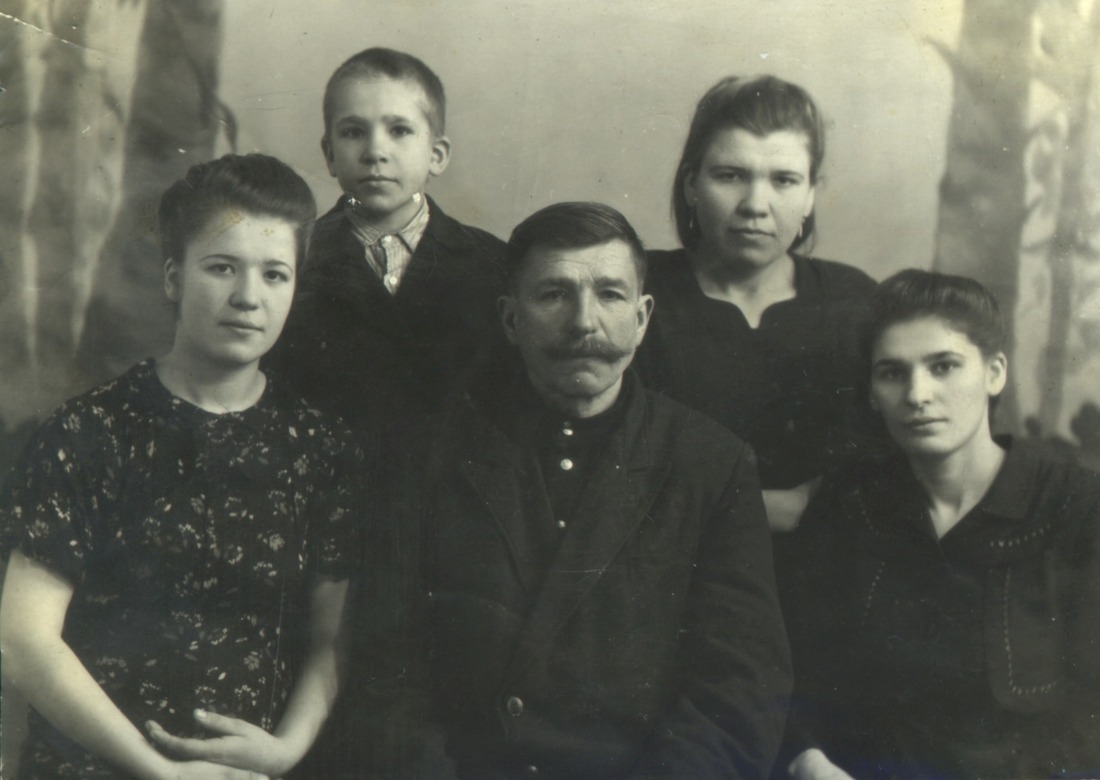 Михаил Власович Шалютов с дочерьми Ольгой, Татьяной, Валентиной и сыном Василием (1949 год г. Болотное Новосибирской области)