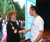 Татьяна Токарева, начальник Управления ПАО «Газпром», вручает дипломы участникам слета