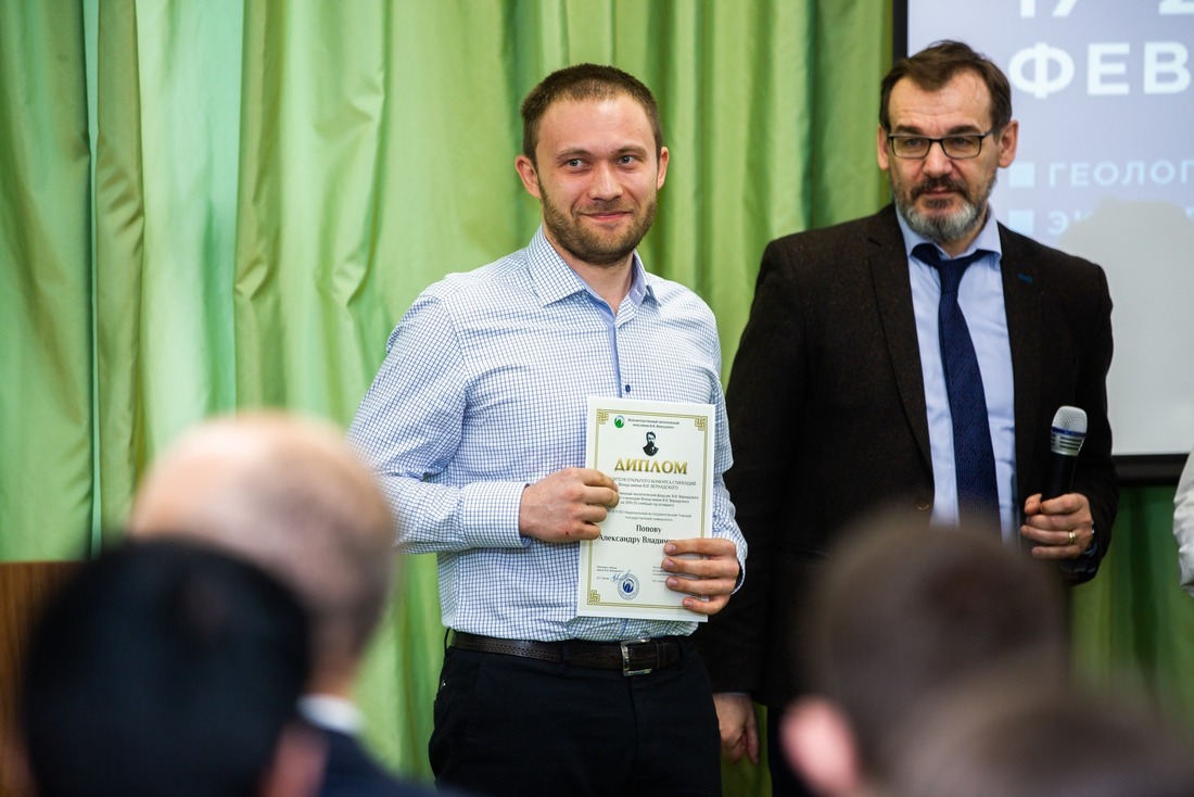 Заместитель исполнительного директора неправительственного экологического фонда имени В.И. Вернадского Андрей Чешев вручил дипломы стипендиатам фонда.