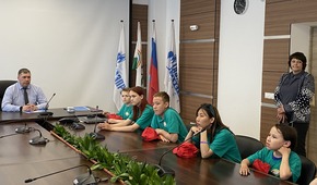 Заместитель главного инженера Ленского филиала ООО «Газпром трансгаз Томск» Эдуард Гужавин провел инструктаж для юных посетителей