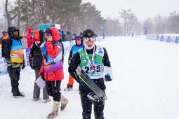 Порывистый ветер и свежевыпавший снег значительно увеличили нагрузку на спортсменов.