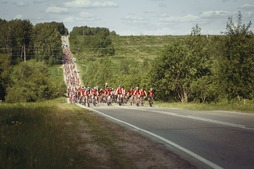 Участники велоробега на трассе