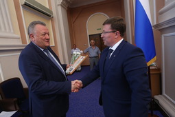 Директор Новосибирского ЛПУМГ Михаил Клюкин (справа) принимает заслуженную награду.