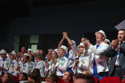 Участники команды "Газпром трансгаз Томск" поддерживали своих победителей бурными овациями.
