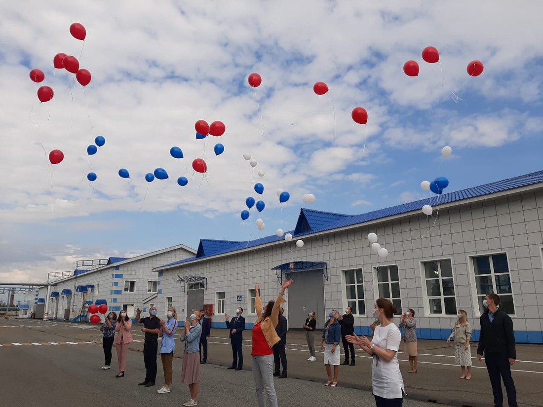Коллектив УАВР выпустил в небо несколько десятков воздушных шаров цветов российского триколора