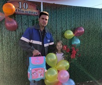 Работники Иркутского ЛПУМГ передали рюкзаки, наполненные канцелярией, детям из многодетных и малообеспеченных семей