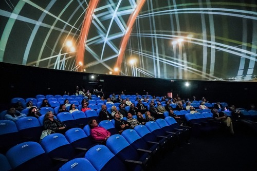 Делегации планетариев, члены жюри и гости в ожидании церемонии открытия международного фестиваля «Кинокупол».
