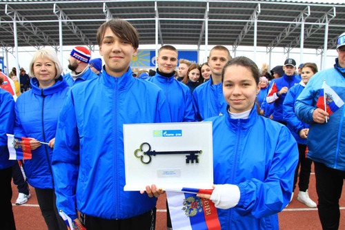 Вручение символического ключа во время торжественного открытия стадиона «Геолог»