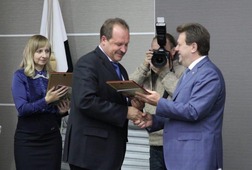 Церемония награждения. Дмитрий Пеньков, директор УТТиСТ и Иван Кляйн, мэр г. Томска