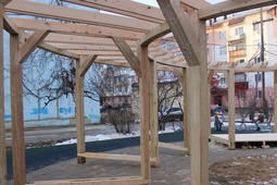 Конструкция для подвесных качелей во дворе дома по улице Первомайской, возведенная в рамках реализации федеральной программы «1000 дворов на Дальнем Востоке»