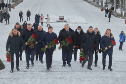 Участники встречи возложили цветы к монументу боевой и трудовой славы томичей, г. Томск