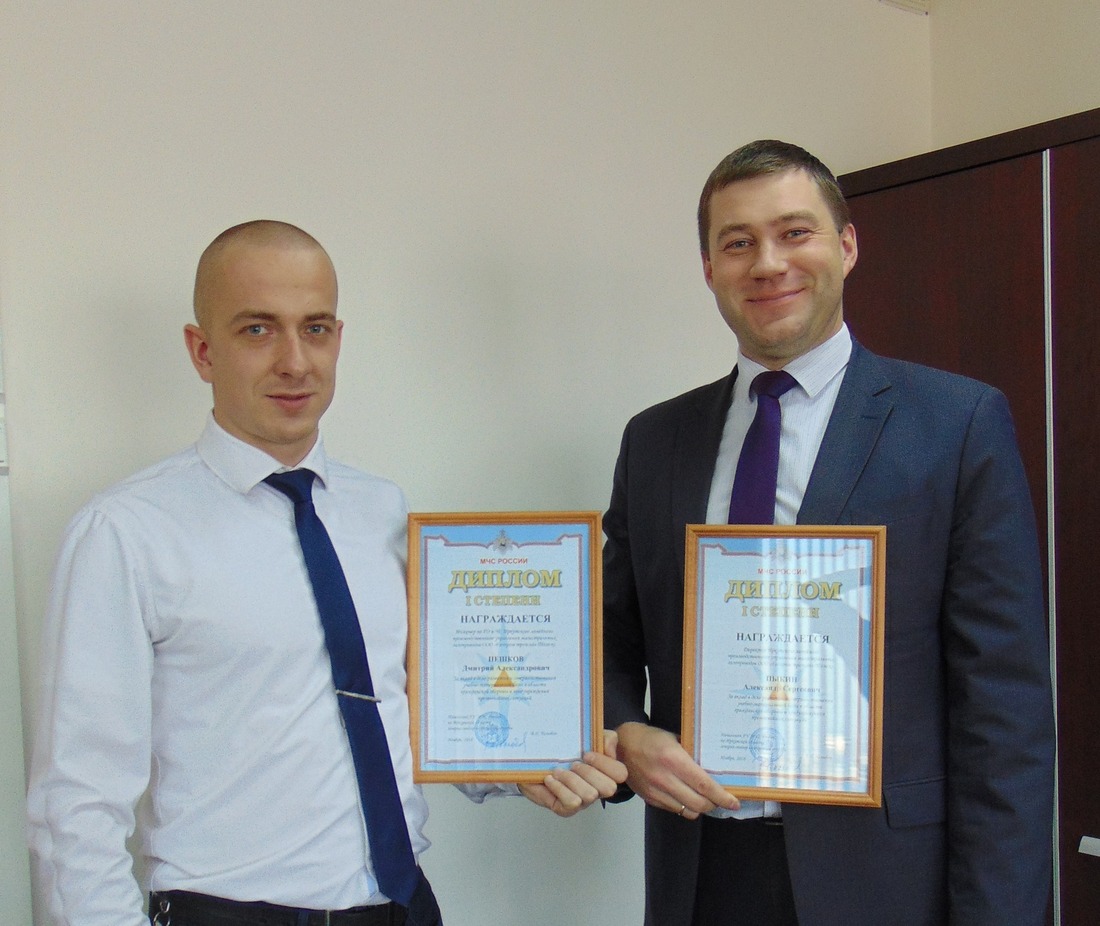 Директор Иркутского ЛПУМГ Александр Пыкин (справа) на награждении