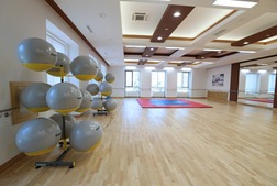 На втором этаже спортивного комплекса — зал для занятий фитнесом, аэробикой и единоборствами.