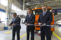 Алексей Миллер (в центре) принял участие в открытии новой производственной линии ОАО «КАМАЗ» по выпуску газобаллонного транспорта
