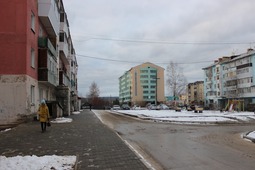 Новый тротуар вдоль дома № 15 Б улицы Первомайской в Ленске, обустроенный в рамках реализации федеральной программы «1000 дворов на Дальнем Востоке» при поддержке «Газпром трансгаз Томск»
