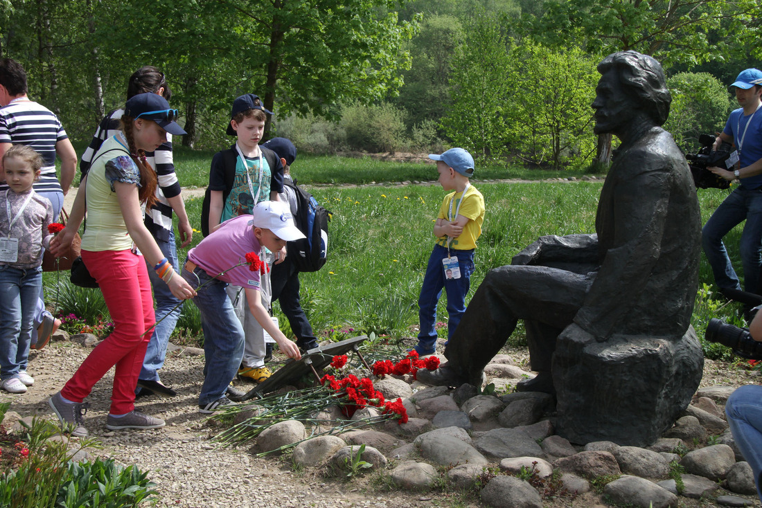 возложение цветов к памятнику Репина