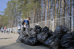 Всего во время субботника было собрано почти две тонны мусора.