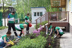 Озеленение территории Дома ребенка силами работников УТТиСТ