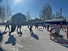Хоккейный турнир прошел на ледовой площадке Новосибирского филиала