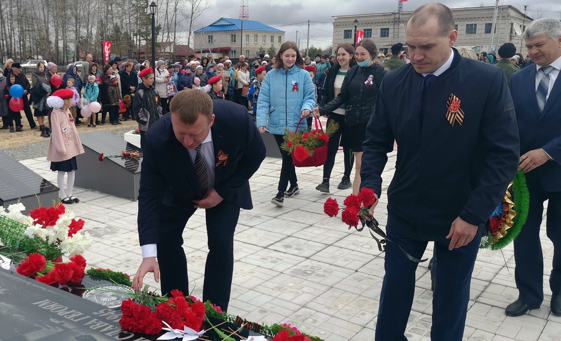 Директор Сковородинского ЛПУМГ Алексей Кукотин возлагает цветы