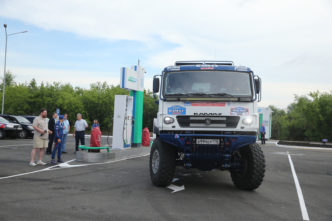 Новый объект для заправки автомобилей экологичным газовым топливом протестировал экипаж гоночного КАМАЗа (пилот Сергей Куприянов)