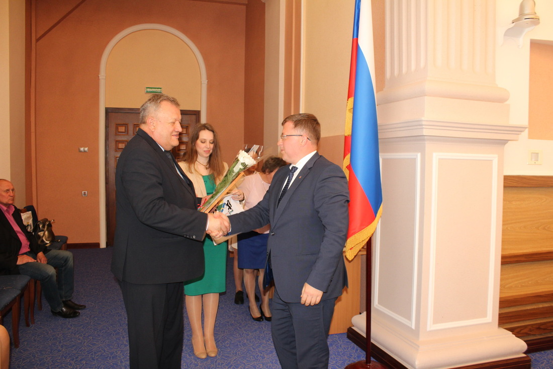 Дипломы победителям вручал первый заместитель мэра Новосибирска Геннадий Захаров