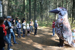 Для детей была организована экскурсия по Экологической тропе кедровника.